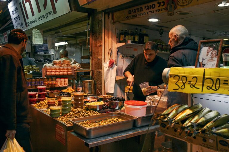 Händler an seinem Stand auf Mahane Yehuda Markt in Jerusalem