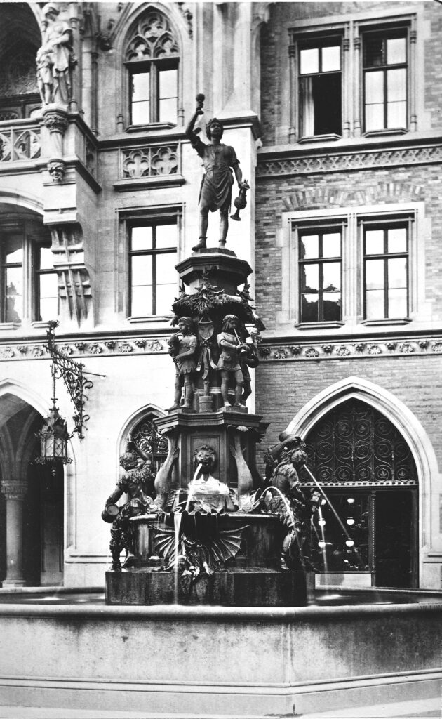 Ansicht des neogotischen Fischbrunnens von Konrad Knoll
