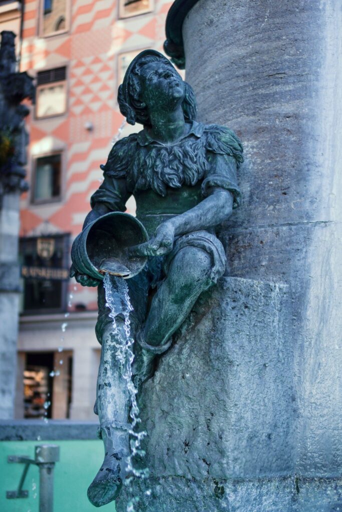 Figur eines Metzgergesellen auf dem Fischbrunnen in München