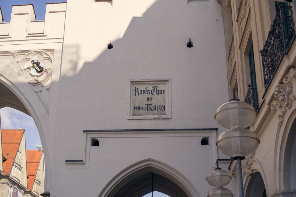 Rechter Flügel des Karlstores mit Inschrift "Karlstor seit erstem Mai 1792"