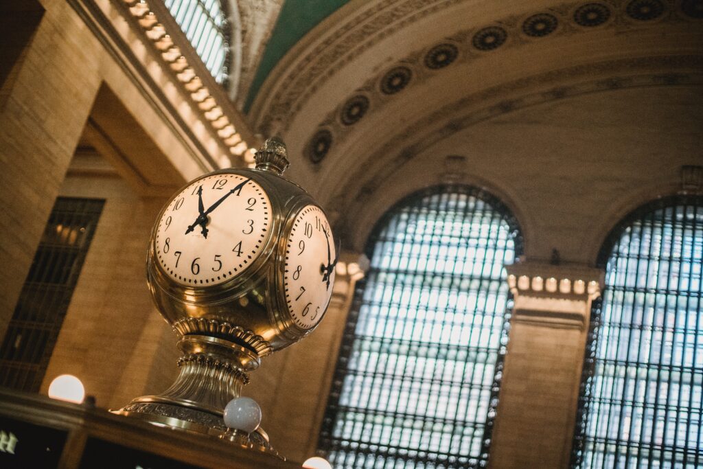 Eine Uhr in einer Bahnhofshalle symbolisch dafür, dass Geschichte wichtig ist