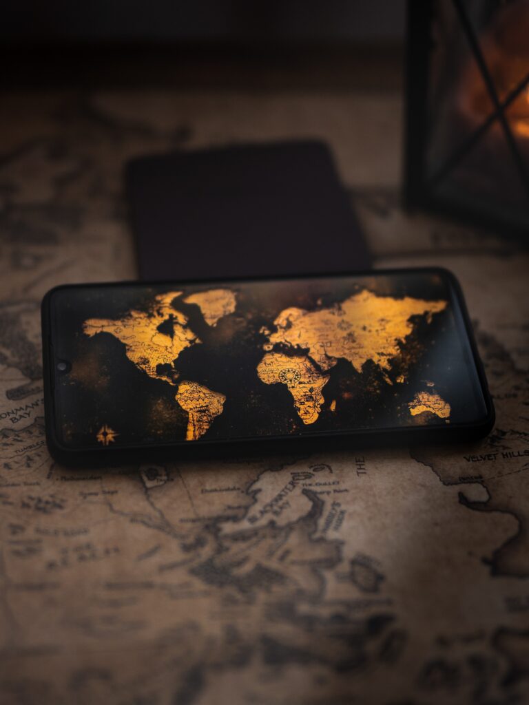 Smartphone mit Weltkarte
