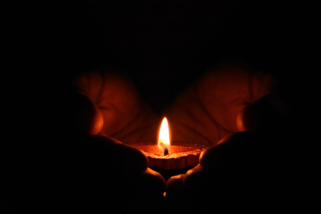 Das Anzünden einer Kerze als Ritual